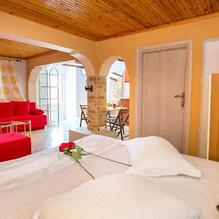 Elpis 2 Apartment