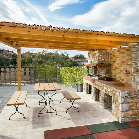 Elpis 2 Apartment
